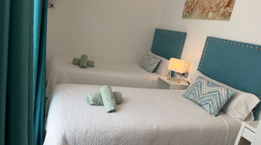 Habitación  camas con balcón